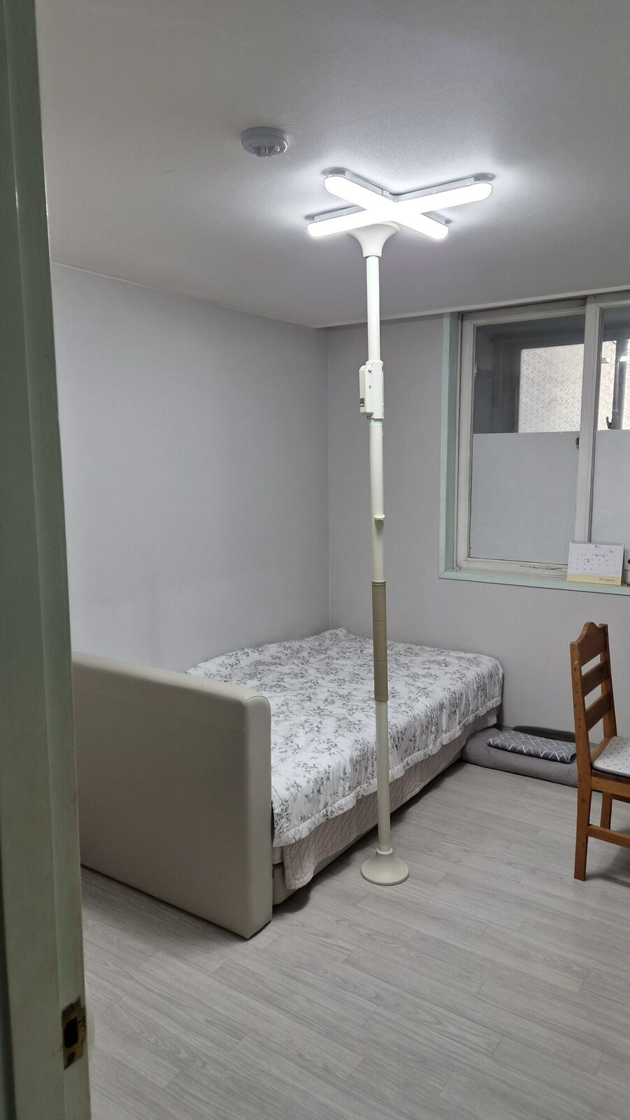 전주 재가복지와 함께 안내하는 복지용구 참고사진 - 침대 옆 바닥과 천장 사이에 고정한 기둥형 안전손잡이