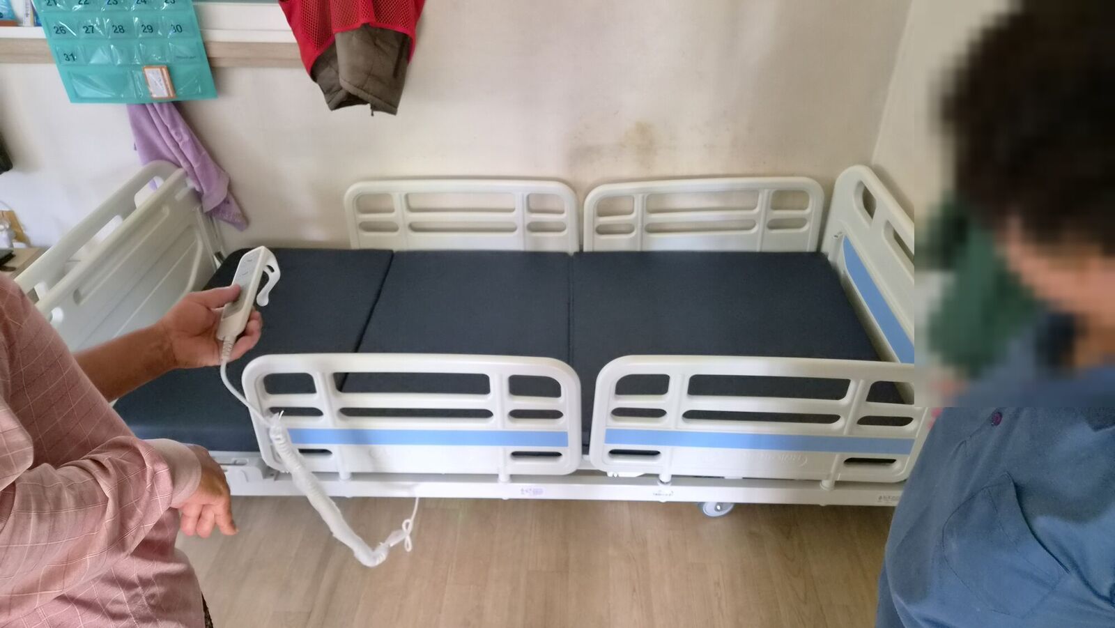 전주 재가복지와 함께 안내하는 복지용구 참고사진 - 리모컨 사용법을 안내하는 안전난간 전동침대