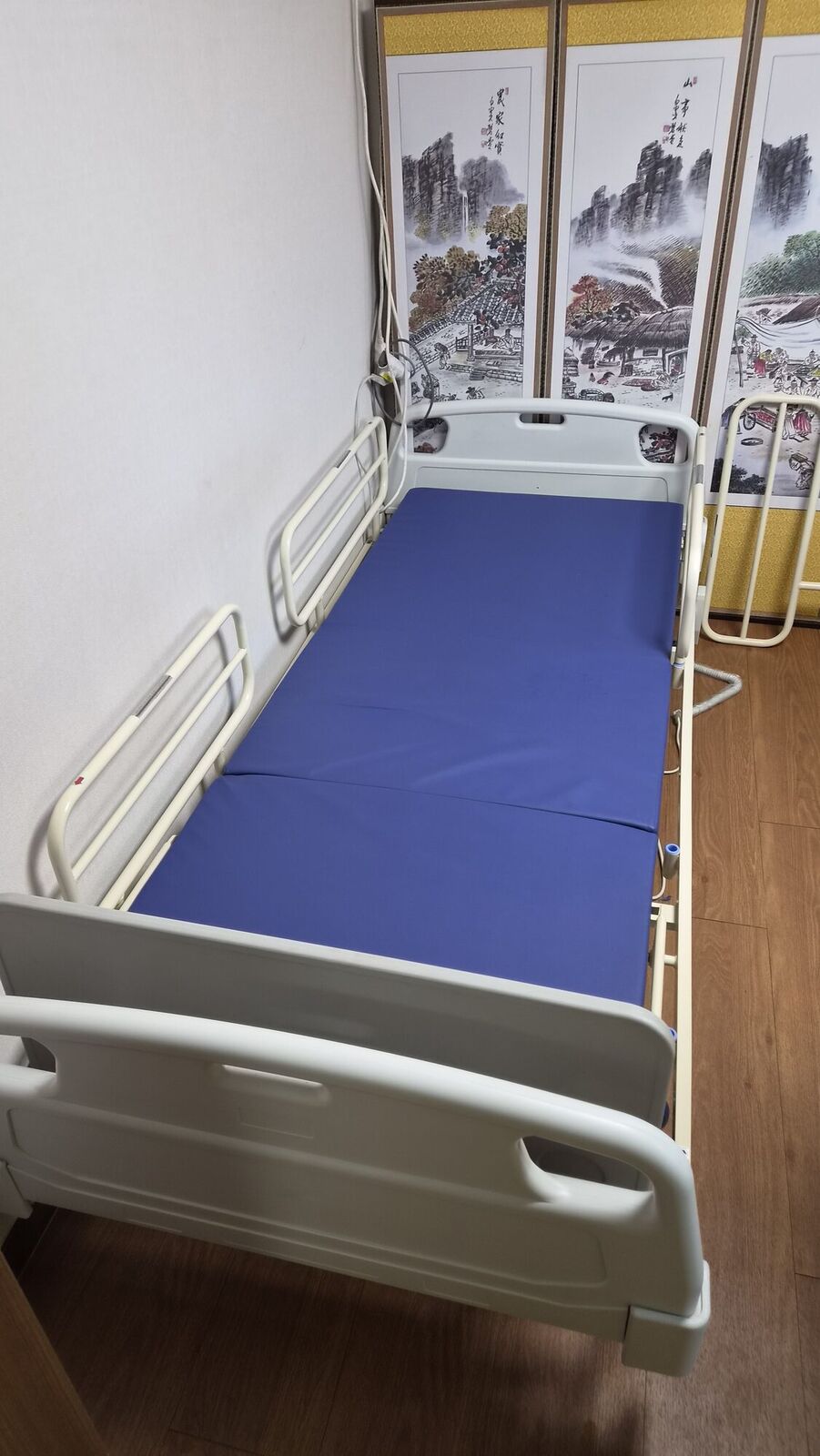 전주 재가복지와 함께 안내하는 복지용구 참고사진 - 병풍 옆 방에 설치된 안전난간 전동침대