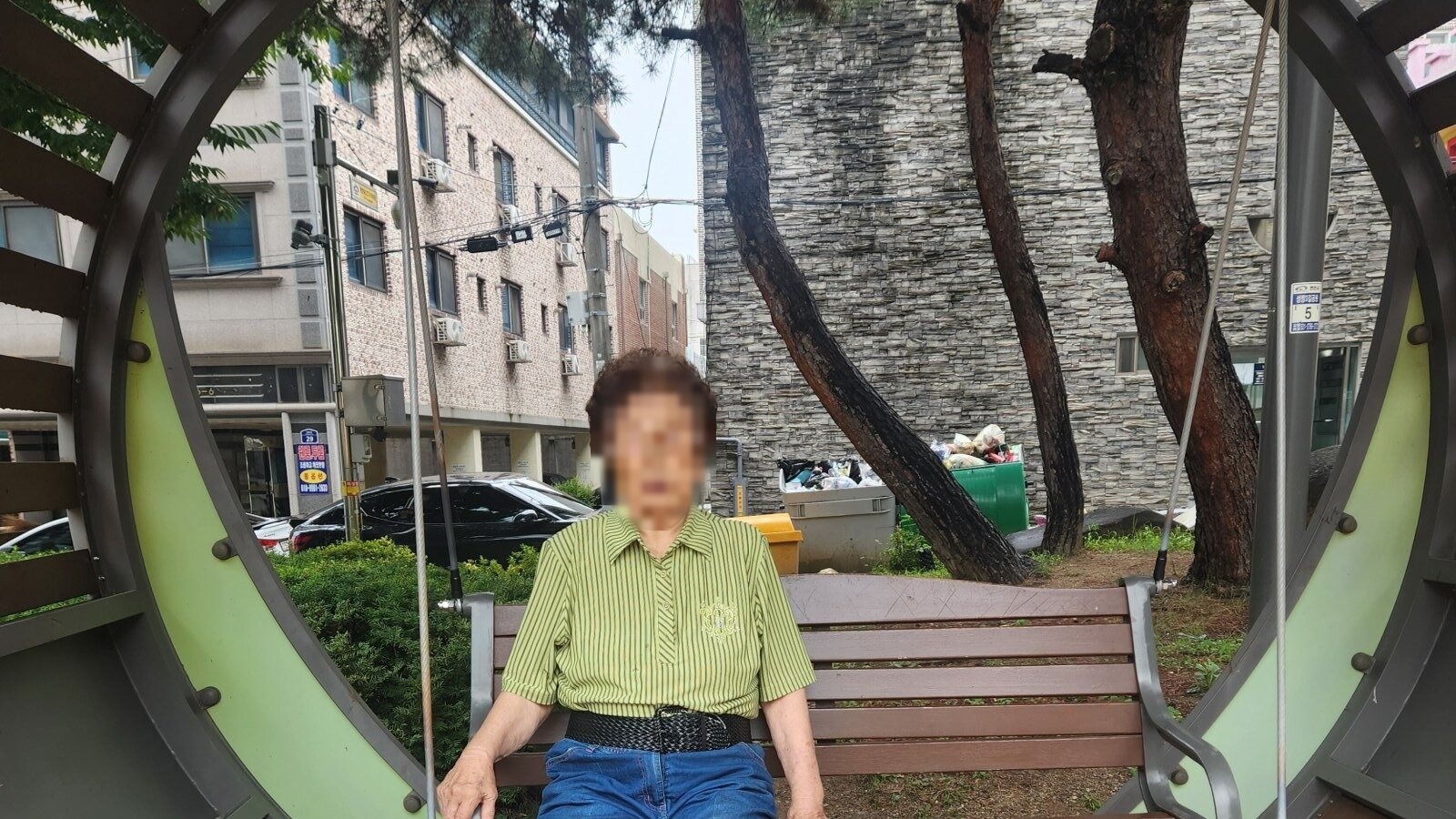 공원에서 산책하는 어르신